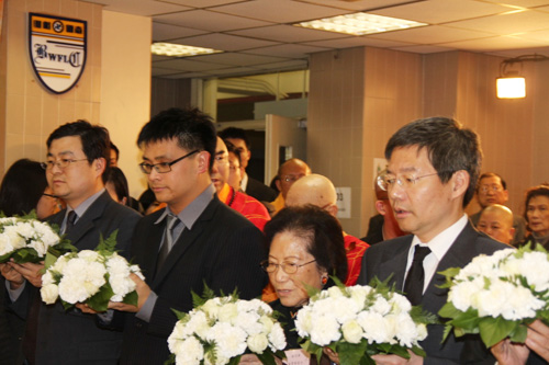 日本驻港副总领事松永大介先生为遇难者献花