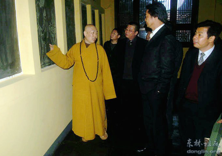 大安法师引领代表团成员参观寺院