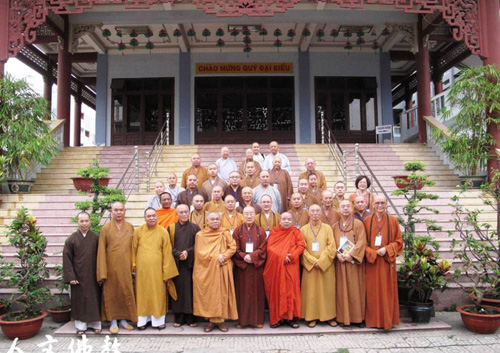 与越南中央佛教会人员合影留念