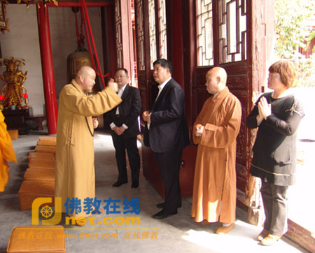 中国佛教协会王健秘书长一行视察毗卢寺