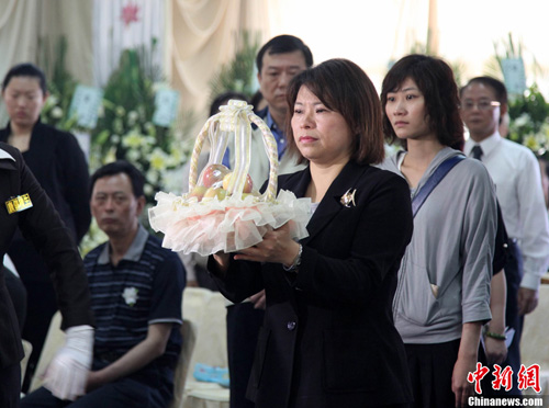 国民党副主席、嘉义市市长黄敏惠向逝者敬献花篮