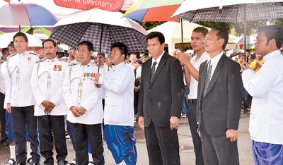 文也南佛寺主席桑越(右二)、副主席钱局绅及泰国大使亲迎泰皇御赐的圣火及3套袈裟