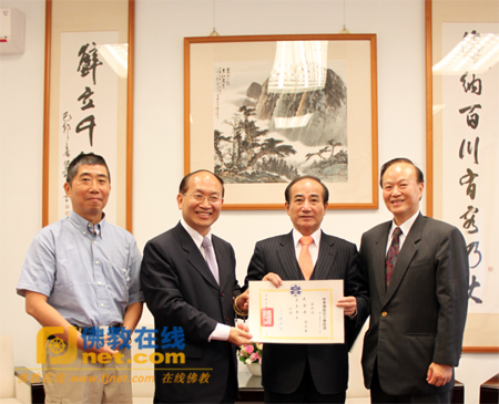 　　台“立法院长”王金平接受台湾中华佛教居士会为其颁发的该会荣誉会长的聘书