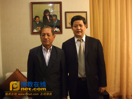 　　王健秘书长与缅甸联邦共和国宗教部部长杜拉吴敏貌先生