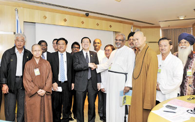 　　林冠英、彭文宝、黄汉伟与马来西亚五大宗教咨询理事会成员合照。